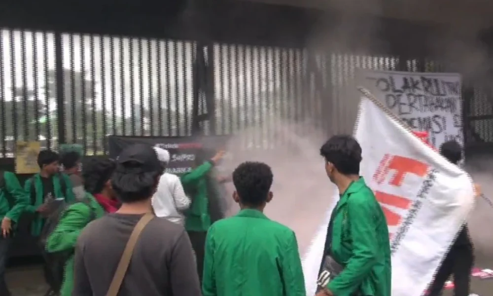 Demo tolak ruu tni di senayan sempat ricuh, massa lempari petugas dan rusak fasilitas