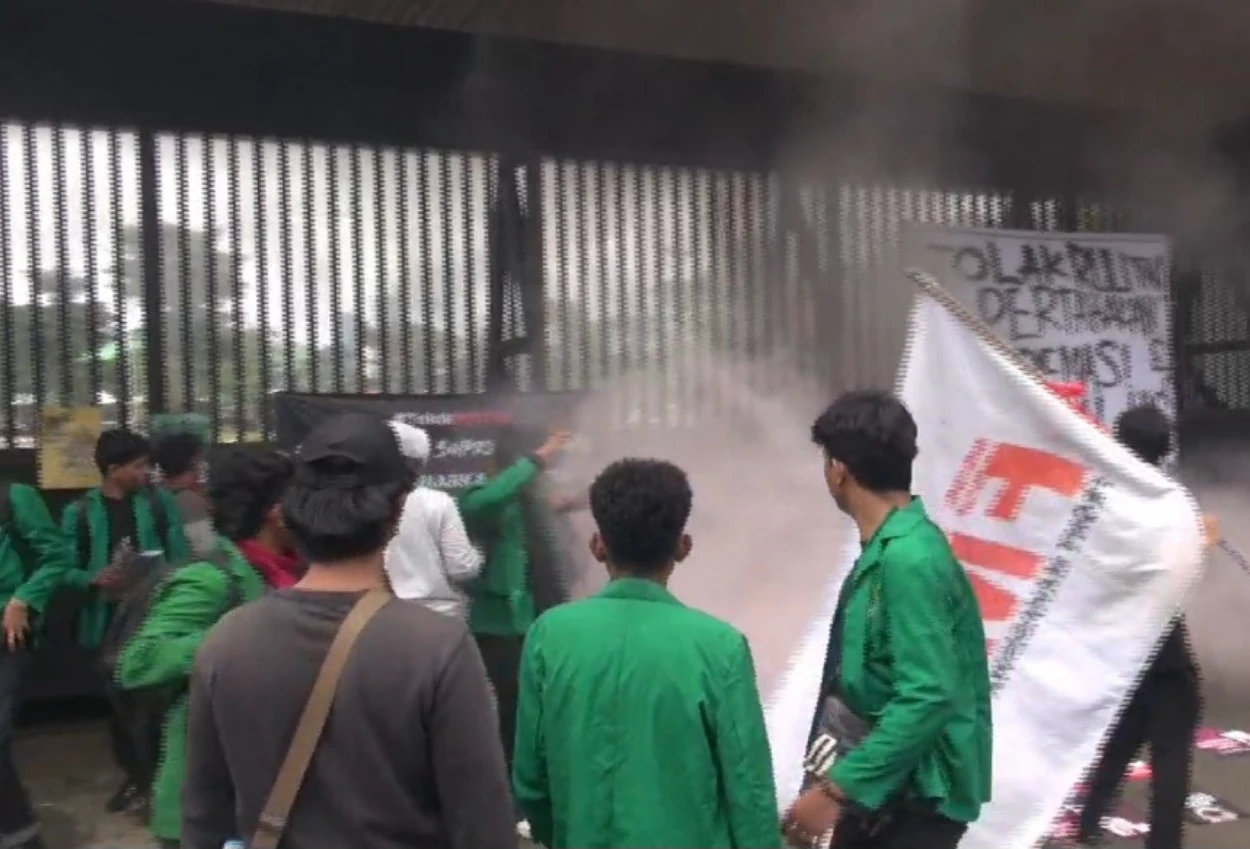 Demo tolak ruu tni di senayan sempat ricuh, massa lempari petugas dan rusak fasilitas