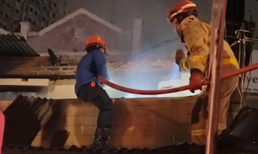 Diduga akibat korsleting listrik, warteg di serpong terbakar