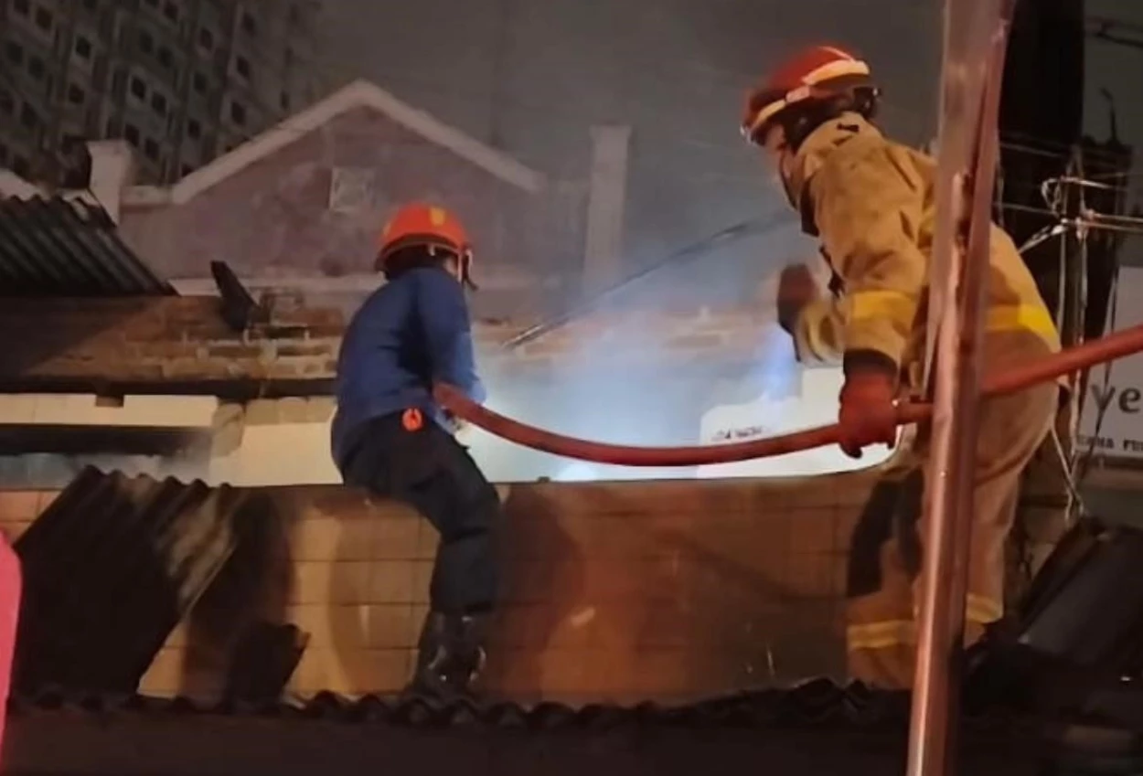 Diduga akibat korsleting listrik, warteg di serpong terbakar