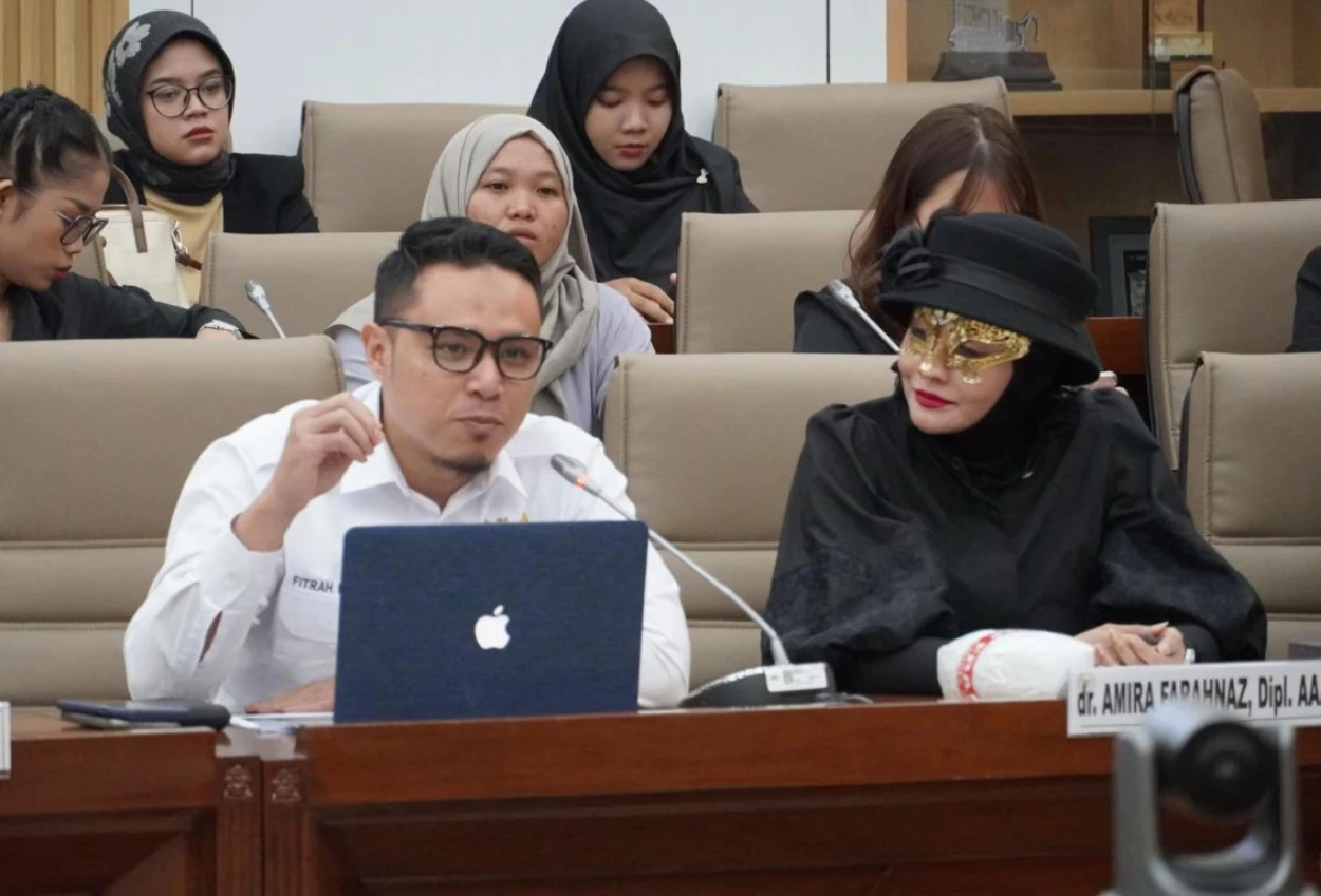 Doktif gunakan topeng dalam rapat bahas ruu perlindungan konsumen, anggota dpr kita undang sosok misterius