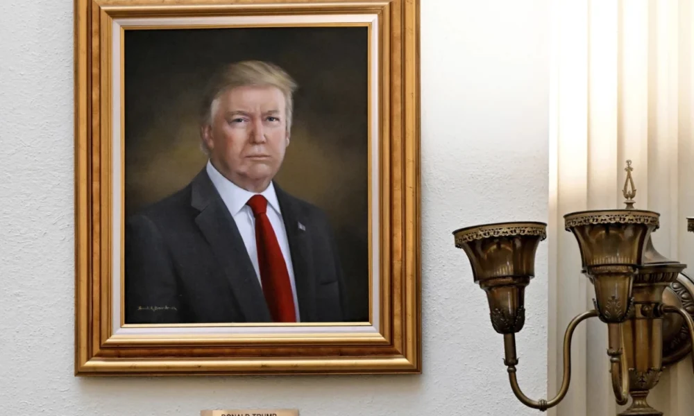 Donald trump protes, minta lukisan dirinya dicopot dari dpr as karena tak mirip