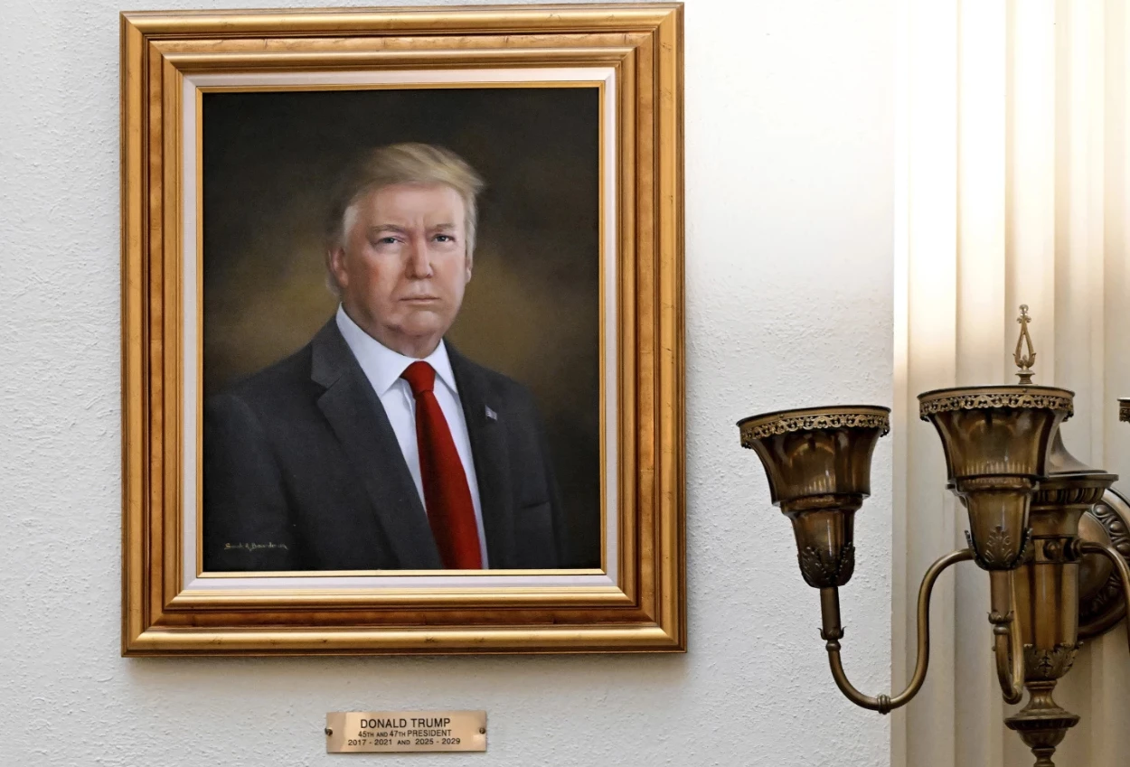 Donald trump protes, minta lukisan dirinya dicopot dari dpr as karena tak mirip