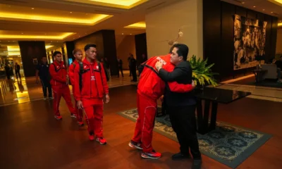 Erick thohir lepas timnas indonesia ke australia, targetkan minimal satu poin