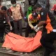 Gagal menyeberang, wanita paruh baya tewas tertabrak kereta di tanah abang