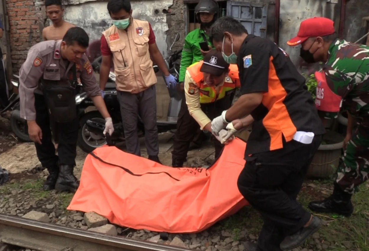 Gagal menyeberang, wanita paruh baya tewas tertabrak kereta di tanah abang