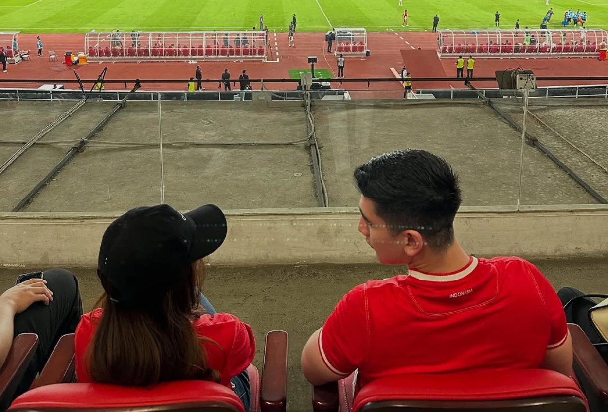 Geger! fuji dan verrell bramasta unggah momen nonton timnas indonesia vs bahrain di gbk