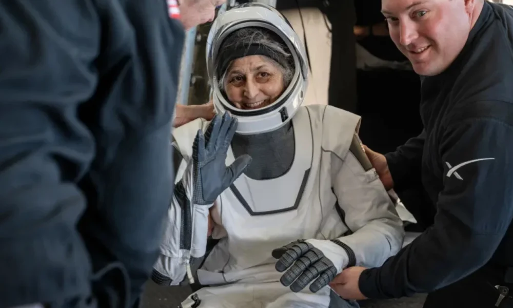 Habiskan 286 hari di iss, 2 astronaut kembali ke bumi dengan rambut beruban