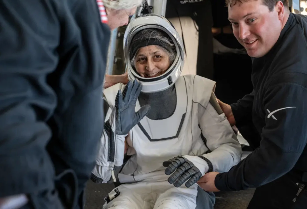 Habiskan 286 hari di iss, 2 astronaut kembali ke bumi dengan rambut beruban