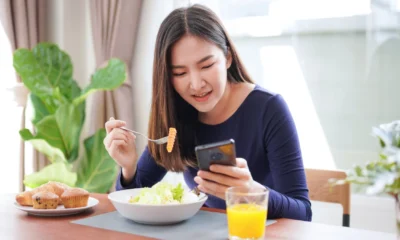 Hobi main hp dan nonton saat makan ini bahayanya!