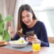 Hobi main hp dan nonton saat makan ini bahayanya!