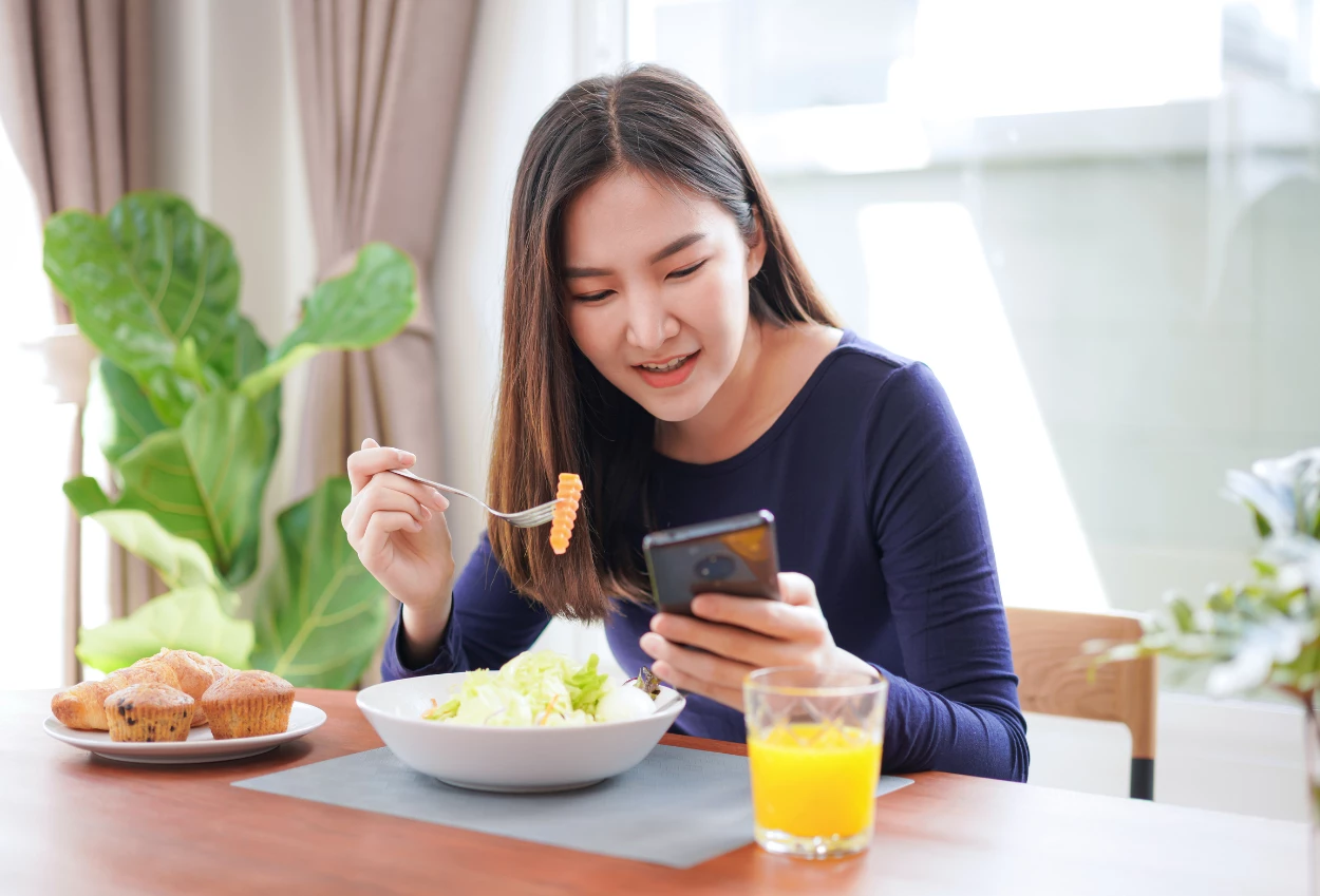 Hobi main hp dan nonton saat makan ini bahayanya!