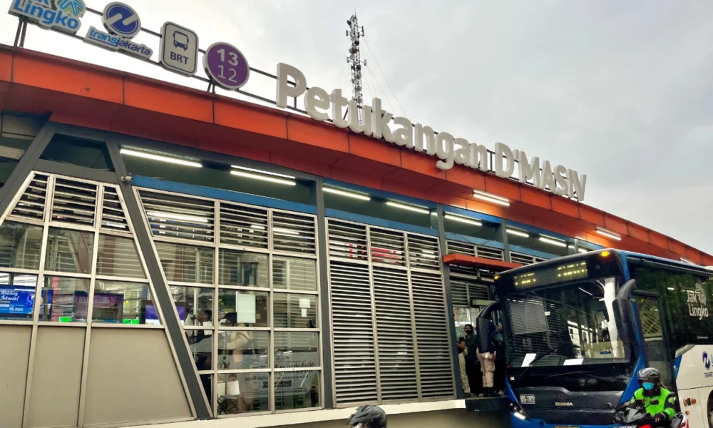 Jalin kolaborasi, halte petukangan resmi berganti nama jadi petukangan d’masiv
