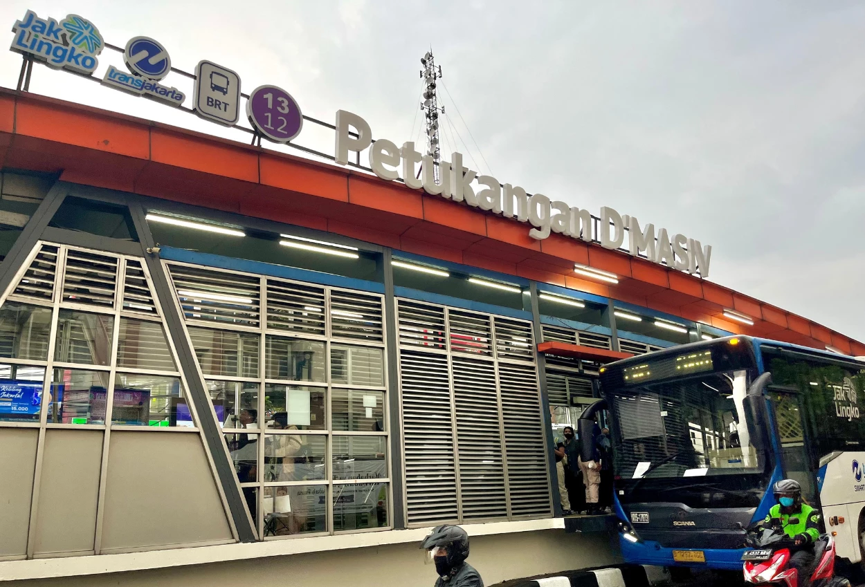 Jalin kolaborasi, halte petukangan resmi berganti nama jadi petukangan d’masiv