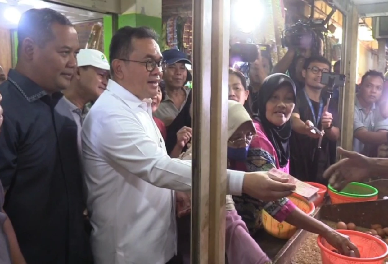 Jelang lebaran, harga telur ayam, beras hingga daging sapi di pasar ciracas sesuai harga acuan