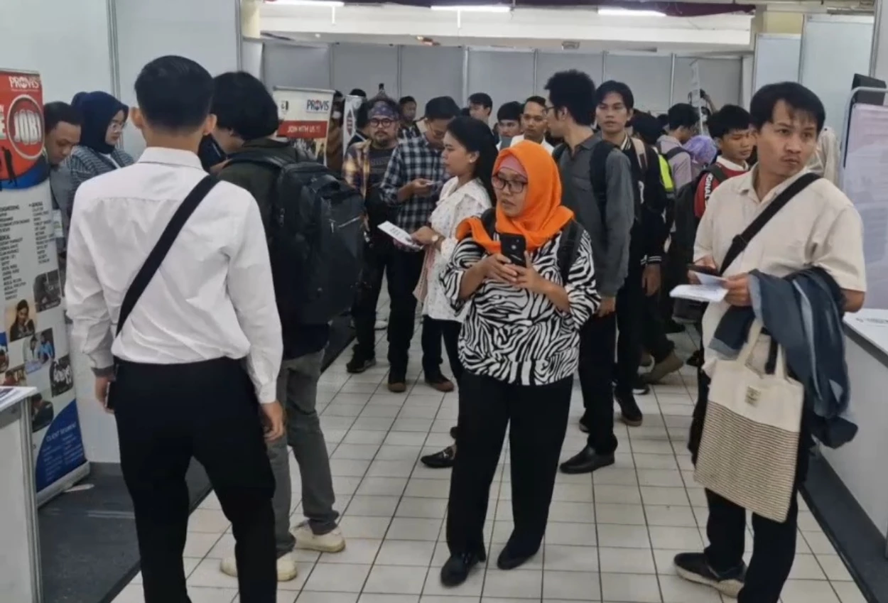 Job fair dki jakarta dibanjiri ratusan pencari kerja, 50% lulusan smasmk