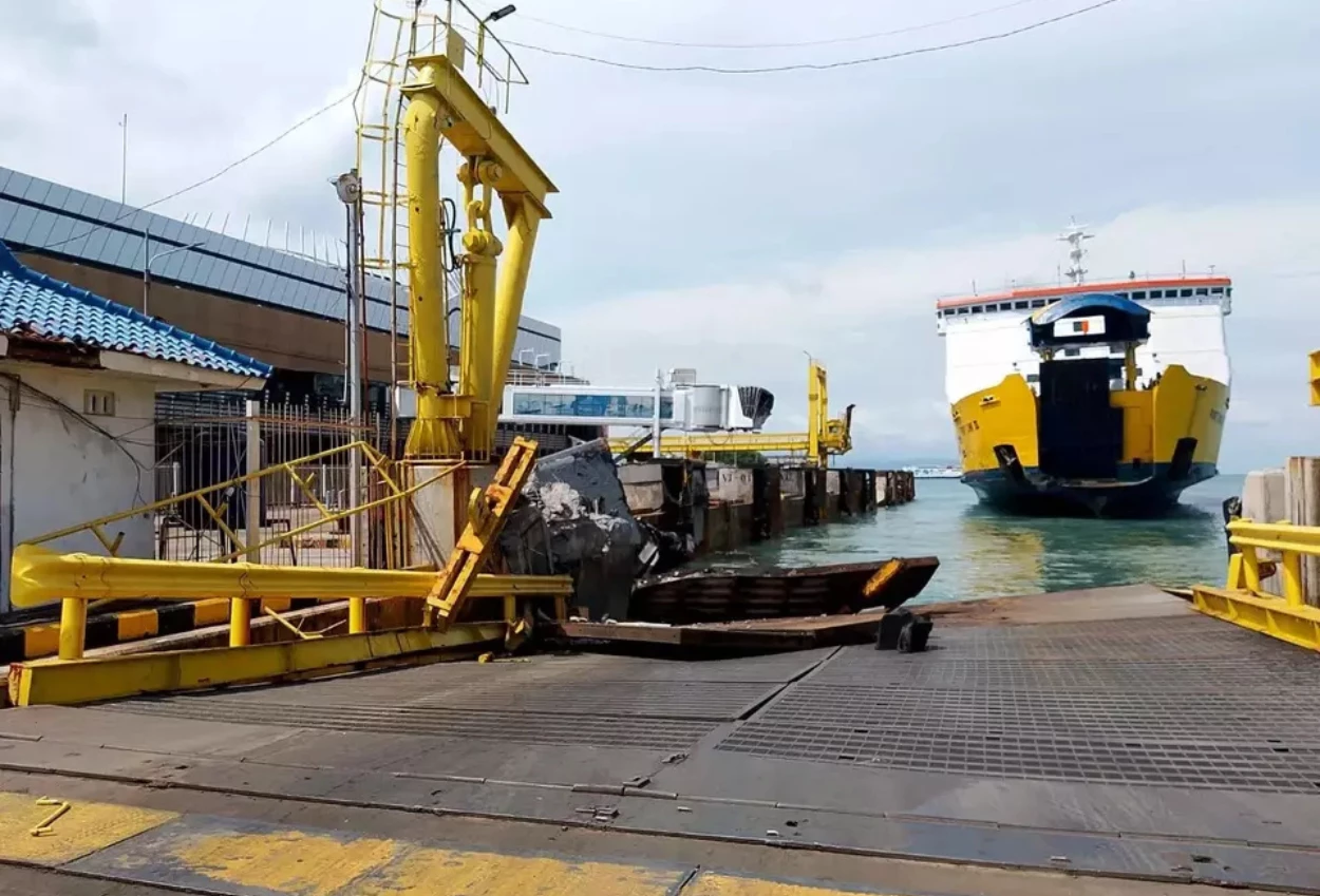 Kapal tabrak moveable bridge, dermaga eksekutif merak ditutup sementara