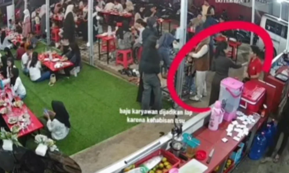 Kehabisan tisu, pelanggan lap tangan ke baju karyawan di restoran jambi
