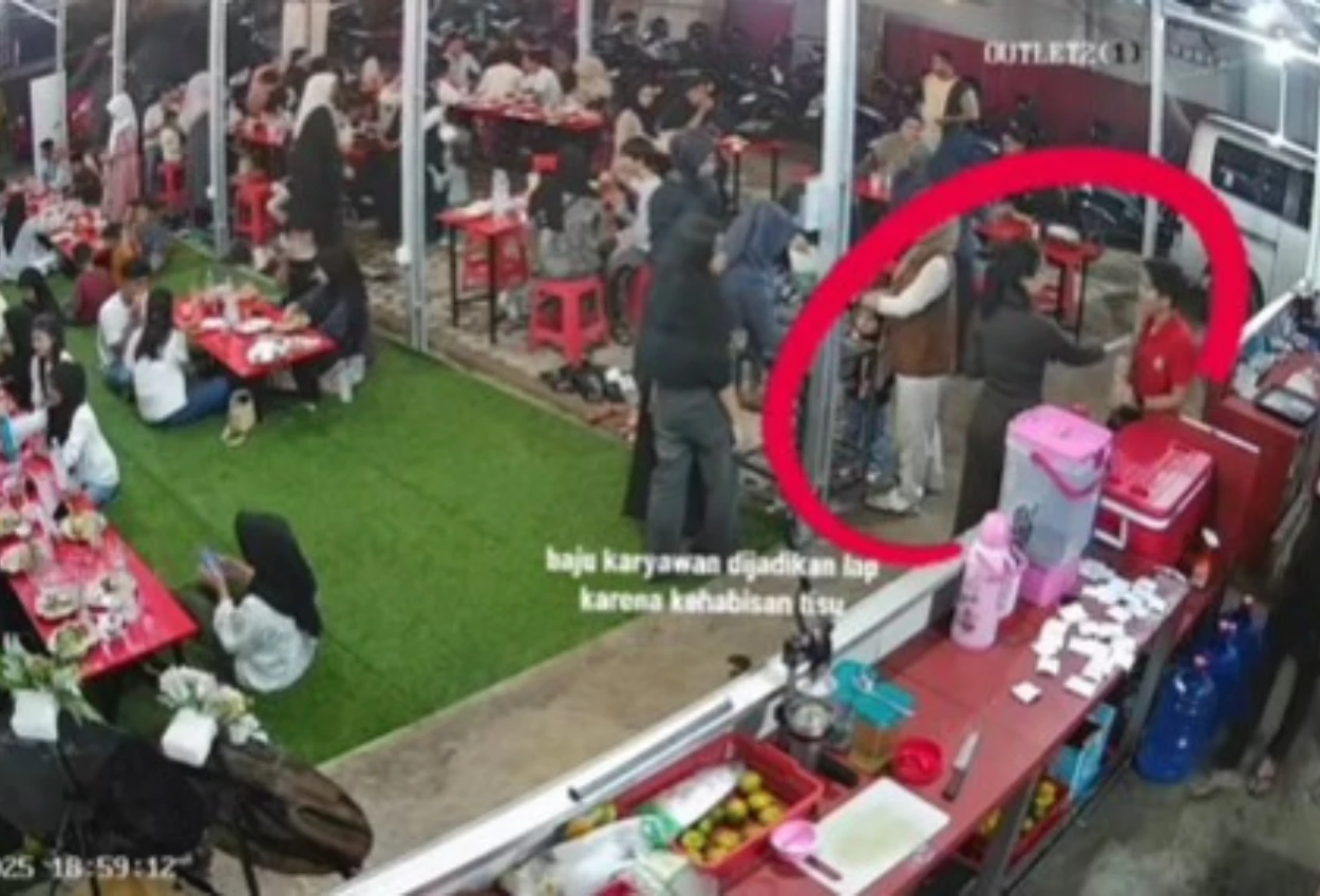Kehabisan tisu, pelanggan lap tangan ke baju karyawan di restoran jambi