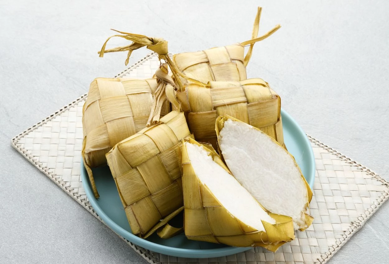 Kenapa ketupat selalu ada di meja lebaran ini sejarah dan filosofinya