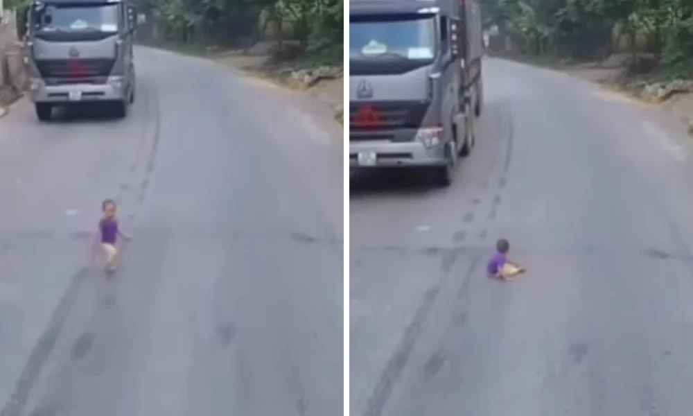 Lepas dari Pengawasan Orang Tua, Balita Terekam Menyeberang Jalan Raya Sendirian