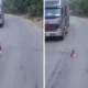 Lepas dari Pengawasan Orang Tua, Balita Terekam Menyeberang Jalan Raya Sendirian