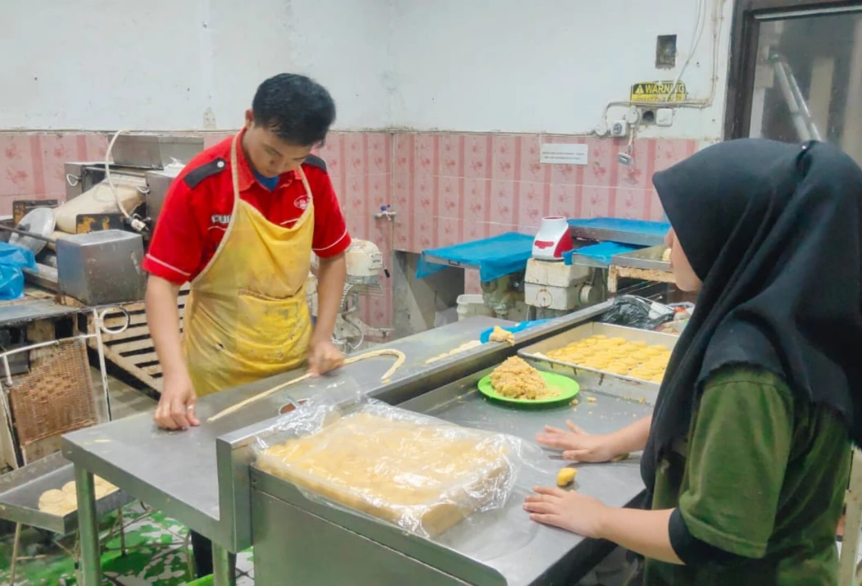 Mengintip rumah produksi roti konde di bogor, santapan khas timur tengah paling dicari saat ramadan