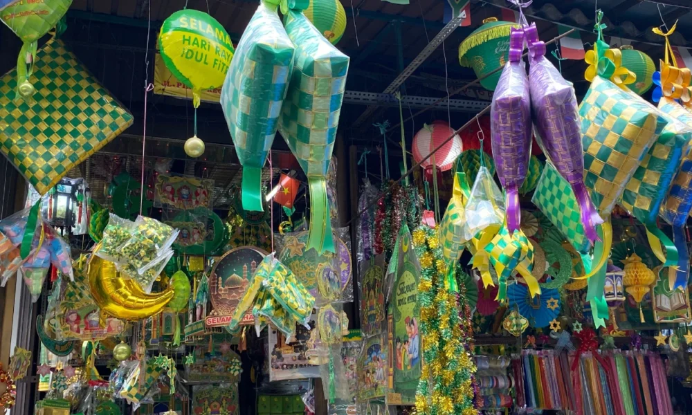Meriahkan ramadan! ornamen ketupat dan lampion led laris manis di asemka