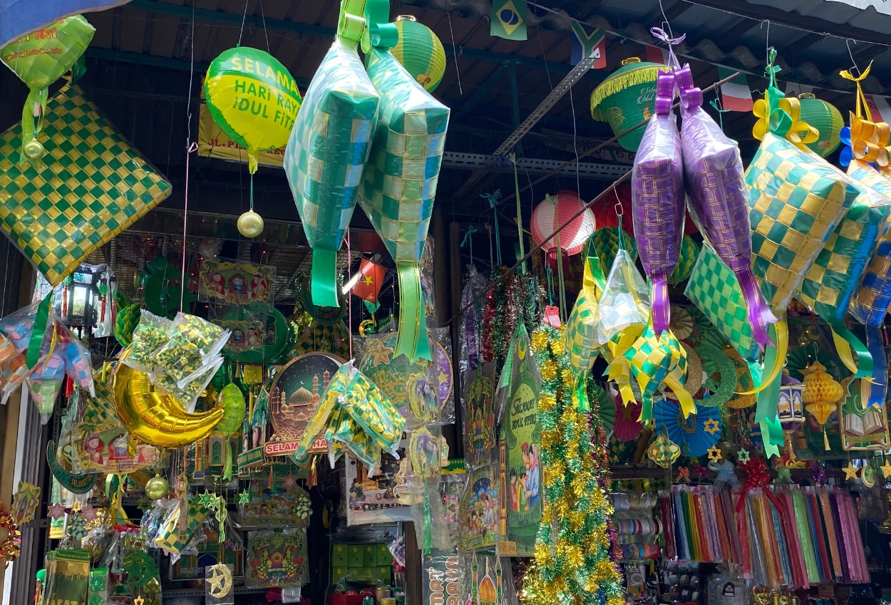 Meriahkan ramadan! ornamen ketupat dan lampion led laris manis di asemka