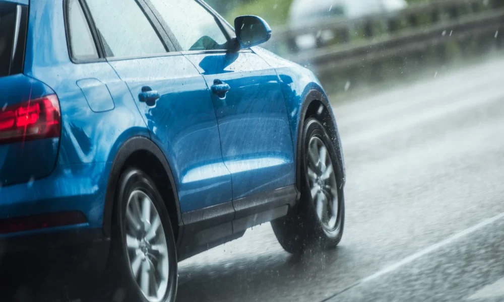 Musim hujan saat mudik begini cara siapkan mobil agar tetap aman