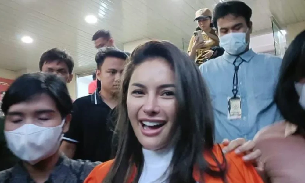 Nikita mirzani dan asistennya resmi ditahan oleh polda metro jaya atas kasus pemerasan