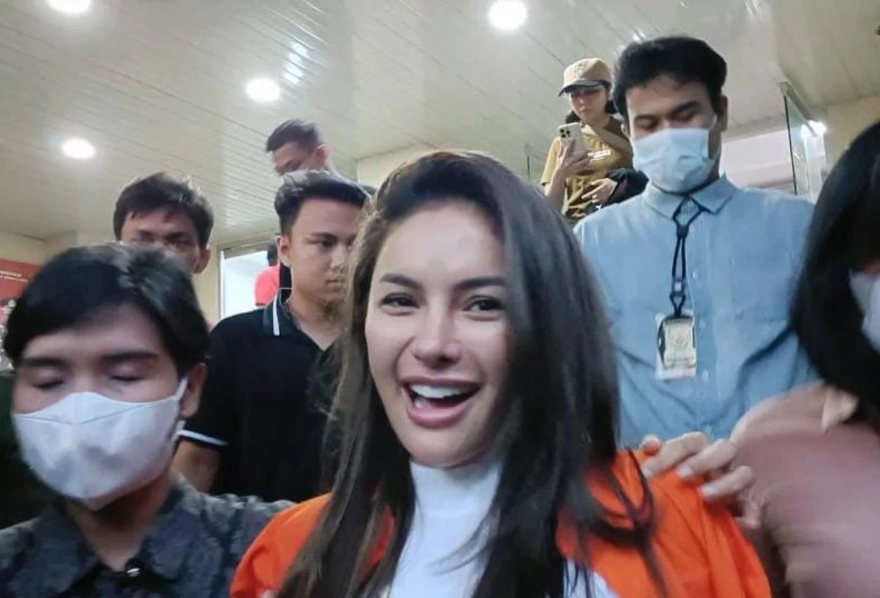 Nikita mirzani dan asistennya resmi ditahan oleh polda metro jaya atas kasus pemerasan