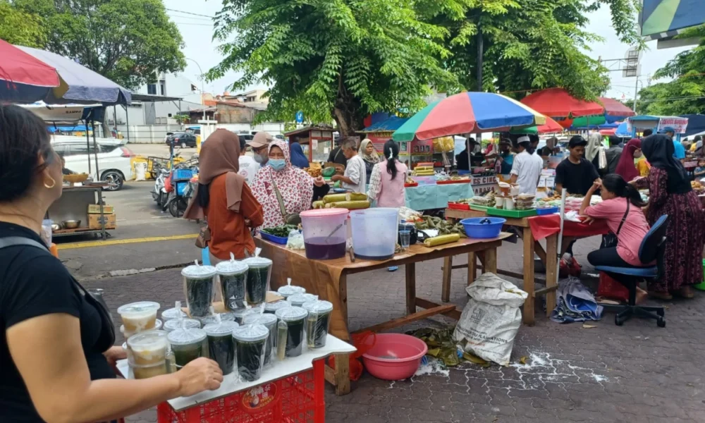 Pasar rawamangun jadi tempat favorit warga untuk berburu takjil!