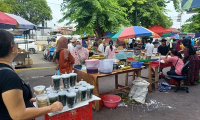 Pasar rawamangun jadi tempat favorit warga untuk berburu takjil!