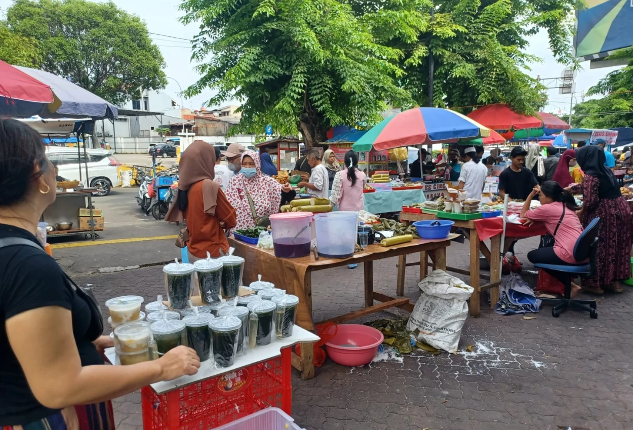 Pasar rawamangun jadi tempat favorit warga untuk berburu takjil!