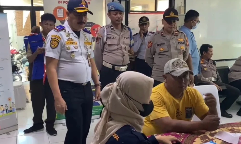 Pastikan keselamatan pemudik, awak bus di kalideres jalani tes urine dan pemeriksaan kesehatan