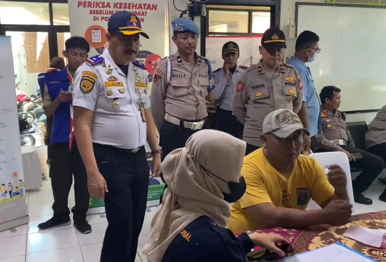 Pastikan keselamatan pemudik, awak bus di kalideres jalani tes urine dan pemeriksaan kesehatan