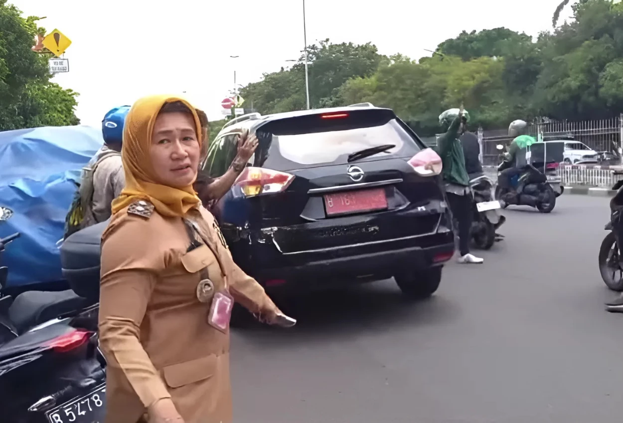 Plt wali kota jakarta timur sigap bantu lansia korban tabrak lari di duren sawit