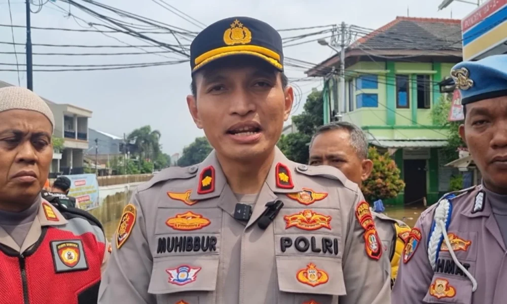 Polisi pondok aren siapkan tempat evakuasi dan pengamanan secara berkala wilayah yang terdampak banjir