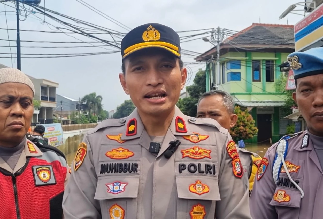 Polisi pondok aren siapkan tempat evakuasi dan pengamanan secara berkala wilayah yang terdampak banjir