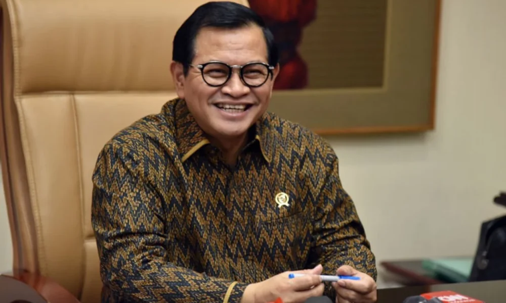 Pramono anung bagikan 300.000 kartu air sehat untuk warga jakarta