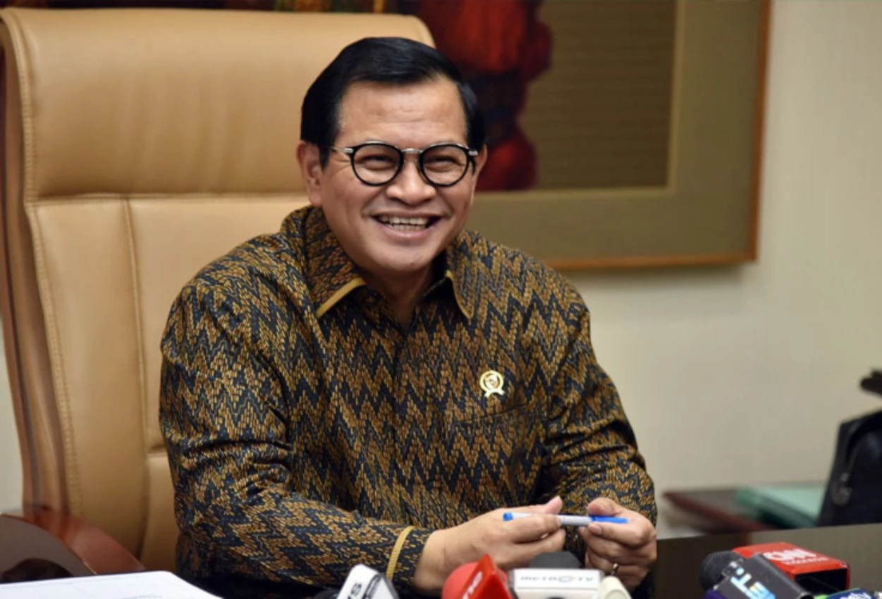Pramono anung bagikan 300.000 kartu air sehat untuk warga jakarta