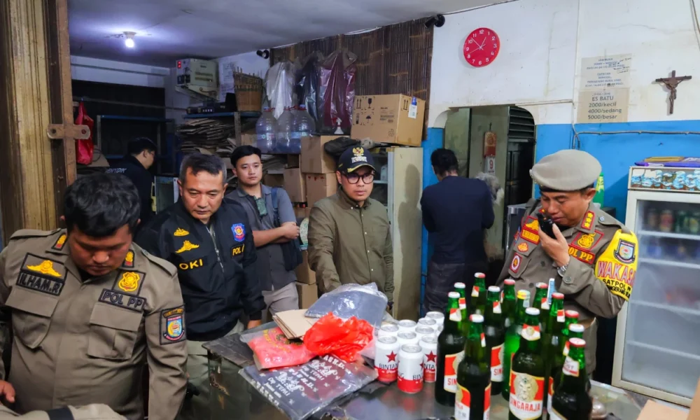 Ratusan botol miras yang tersebar di tempat hiburan tangsel disita, walkot jika bandel, akan ditutup permanen
