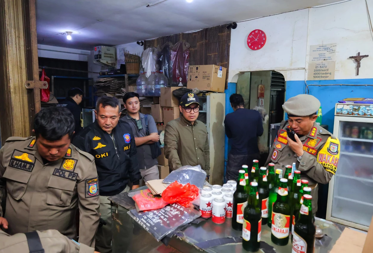 Ratusan botol miras yang tersebar di tempat hiburan tangsel disita, walkot jika bandel, akan ditutup permanen