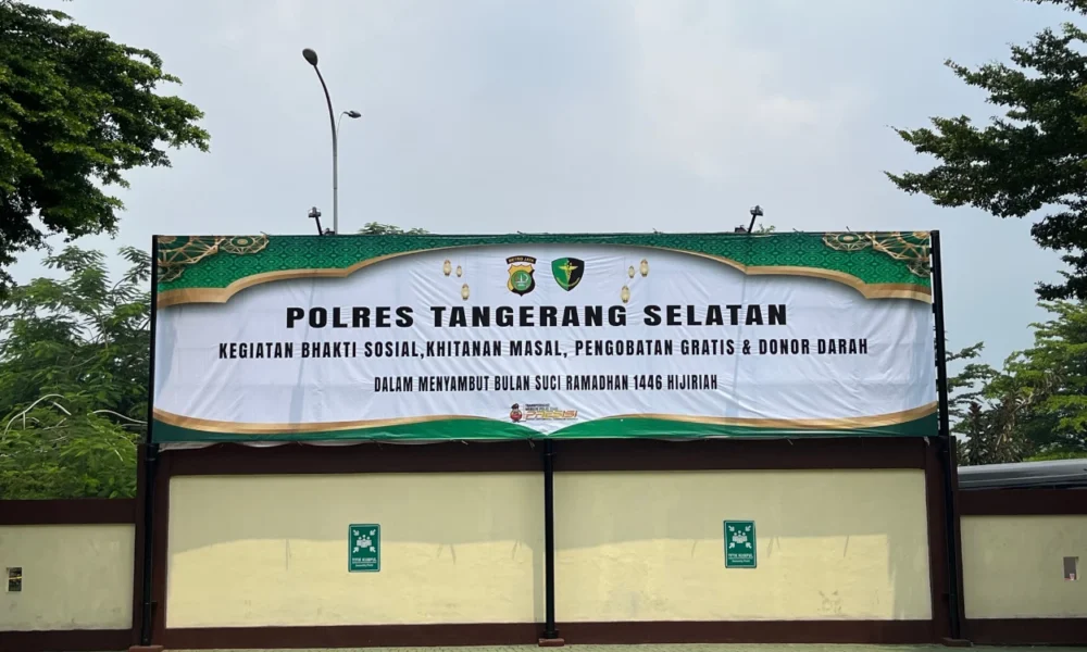 Ratusan warga ikut khitanan massal dan pengobatan gratis di polres tangsel
