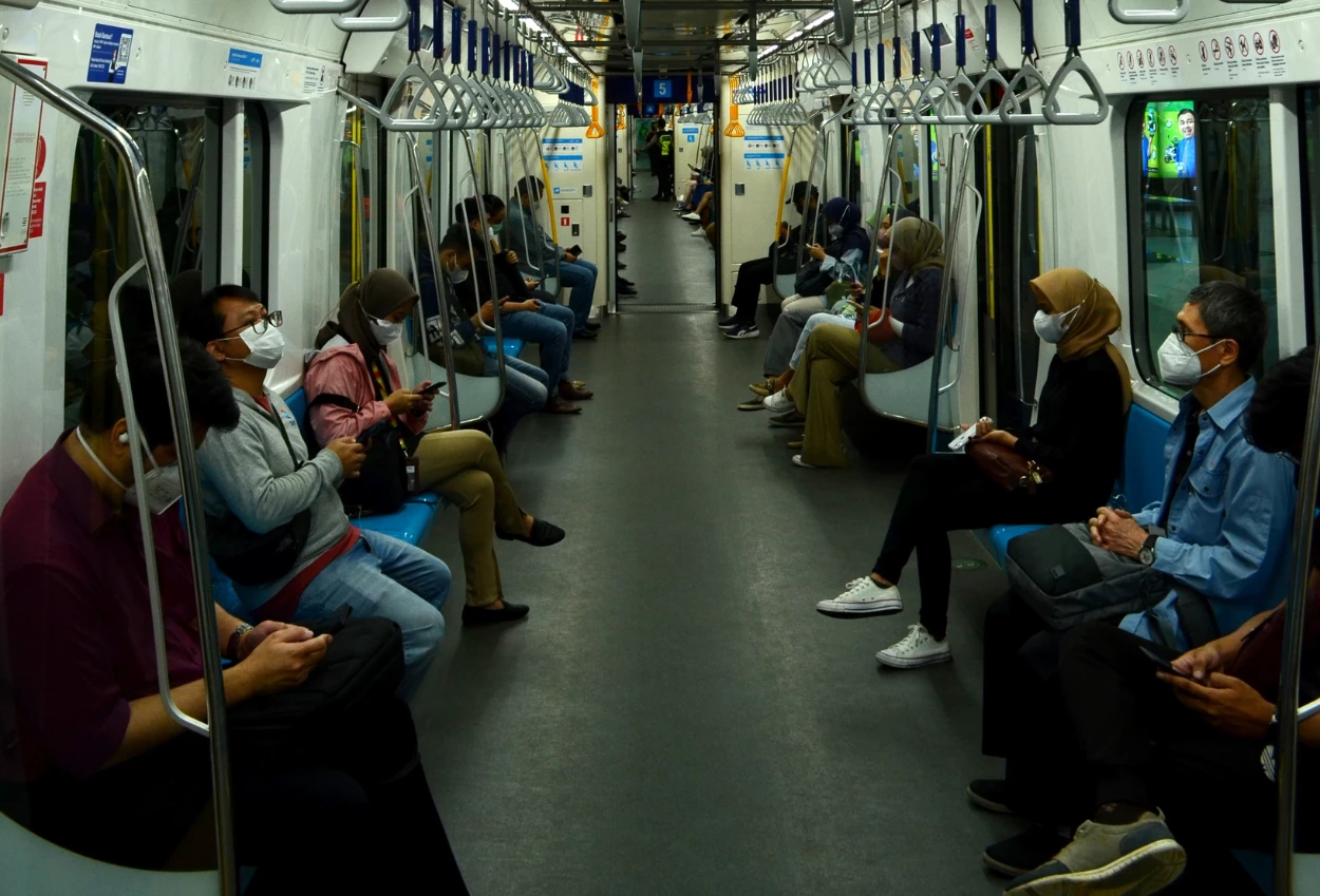 Simak! ini 15 golongan warga yang akan gratis naik transportasi umum di jakarta