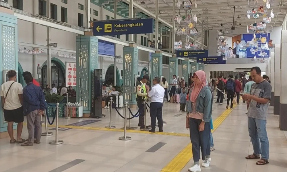 Stasiun pasar senen mulai padat, pemudik pilih berangkat lebih awal