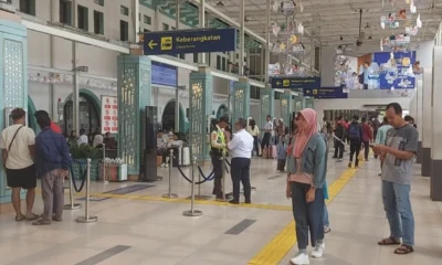 Stasiun pasar senen mulai padat, pemudik pilih berangkat lebih awal