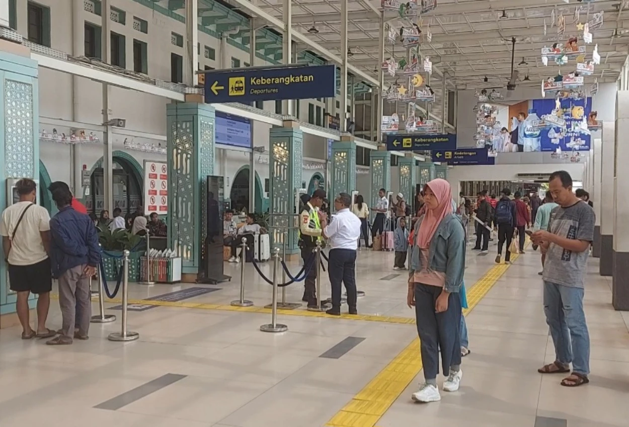 Stasiun pasar senen mulai padat, pemudik pilih berangkat lebih awal