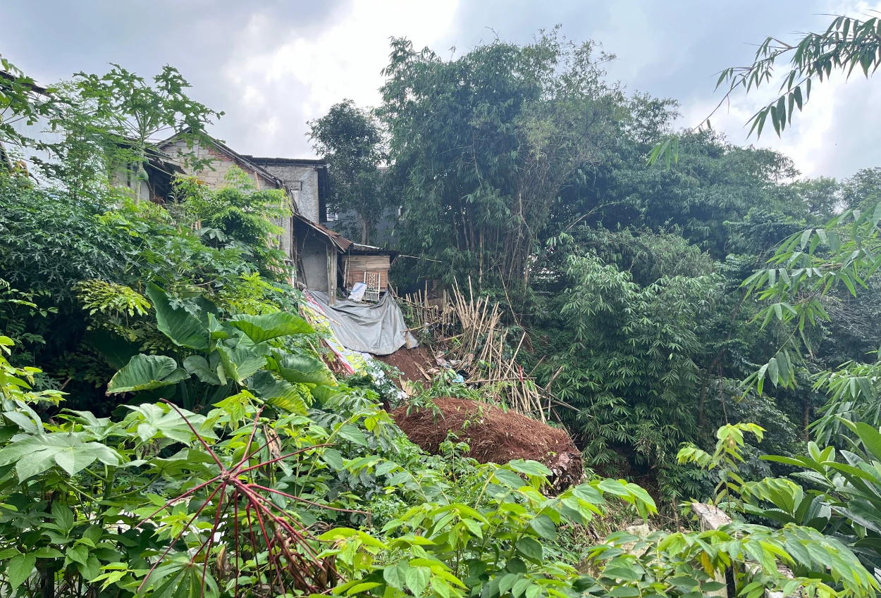 Tebing 15 meter longsor di belakang kua serpong, bpbd tangsel pasang terpal untuk mitigasi